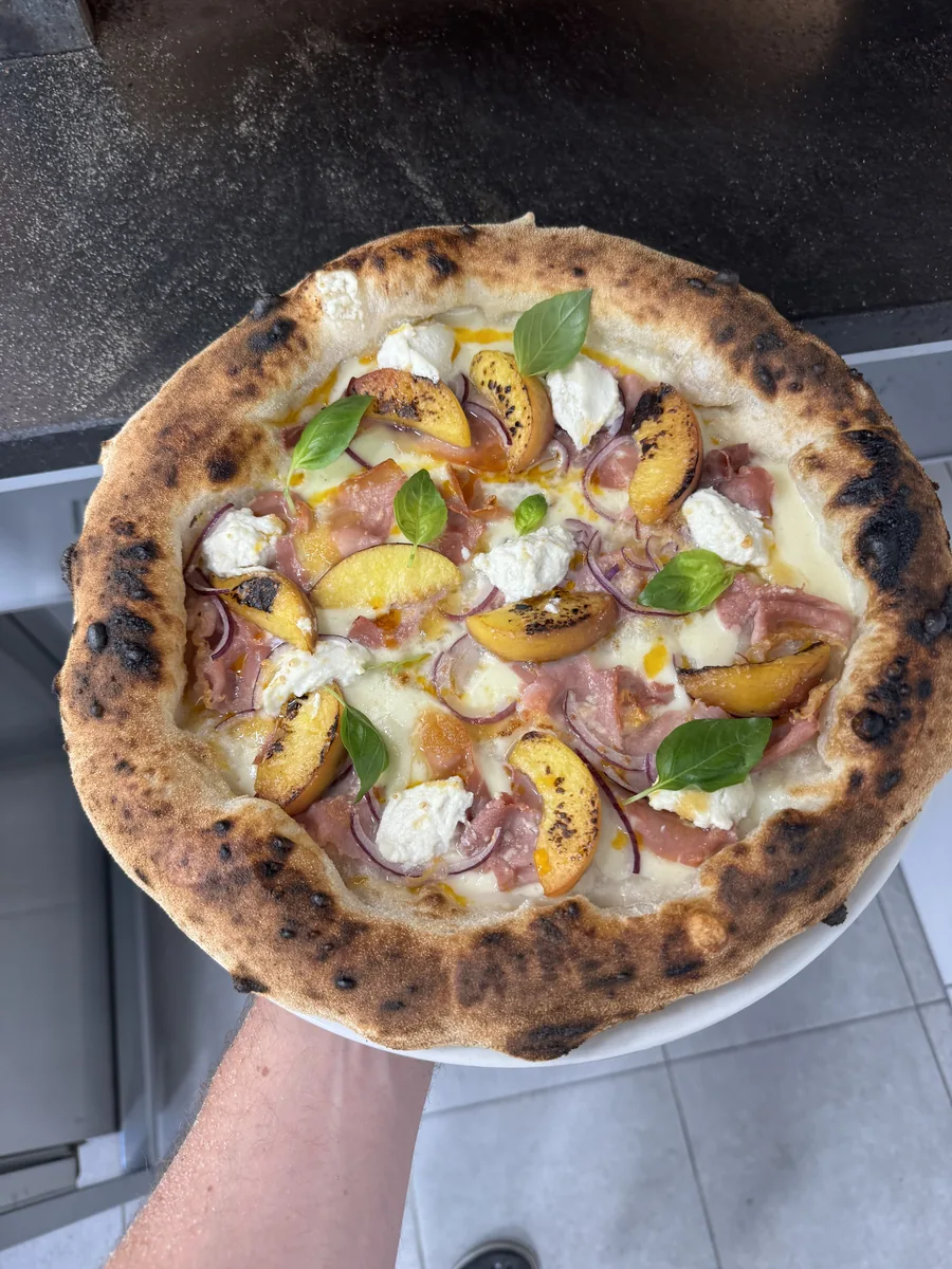 Neapolka špeciál Prosciutto a broskyne